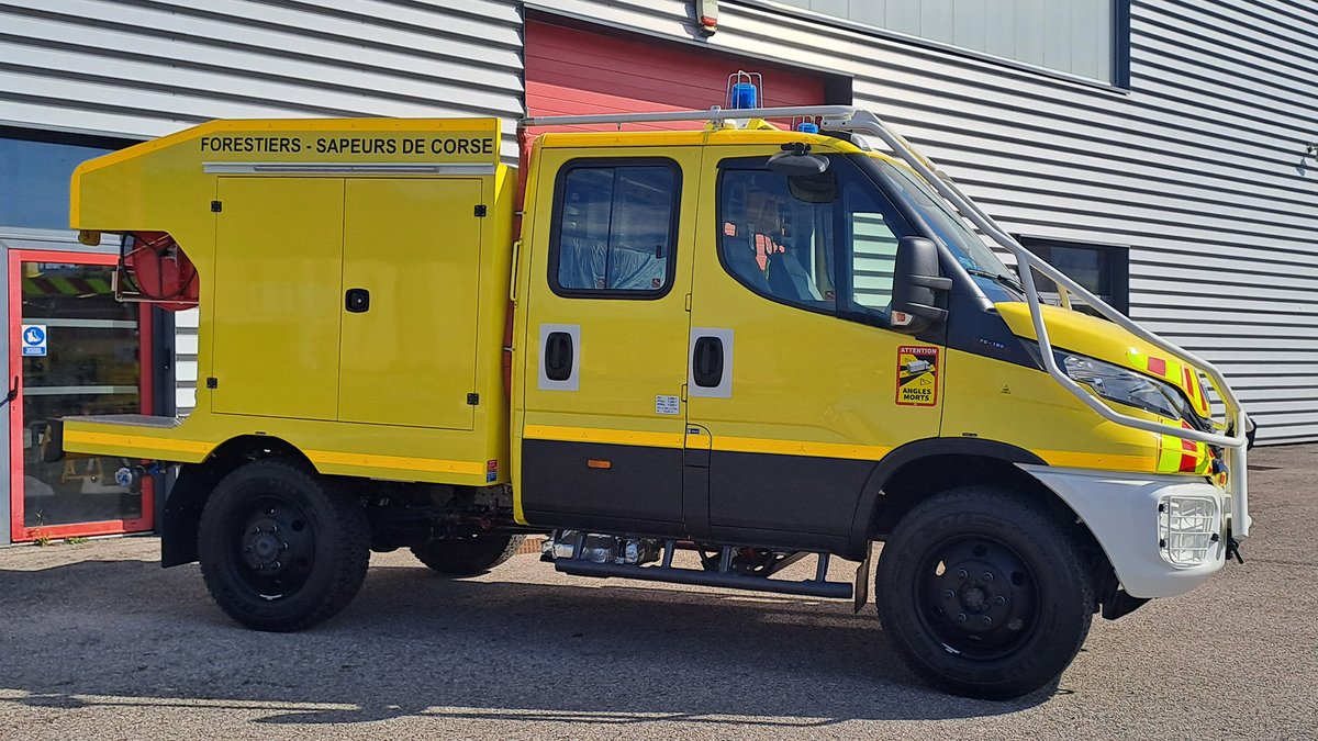 Ils sont 🟨et livrés aux Forestiers Sapeurs de Corse ! 4x CCFL pour entretenir les pistes de montagne, assurer la protection et la sécurité des massifs, et un précieux support en cas de FDF. Prêts à assurer la protection de l'Île de Beauté 💪 magirusgroup.com/de/serving-her…