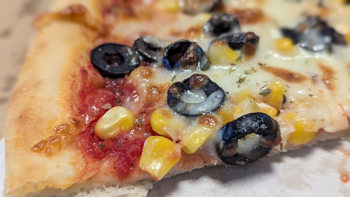 I am in Europe and I always love to have pizza with corn. Its awesome. 

Question for United States... Hey <a href="/pizzahut/">Pizza Hut</a>, <a href="/dominos/">Domino's Pizza</a>, <a href="/BlazePizza/">Blaze Pizza</a> and other #pizza shops.... Why do we not have corn as an option??? I mean we produce #corn all day every day. 

<a href="/NationalCorn/">National Corn (NCGA)</a> come on...