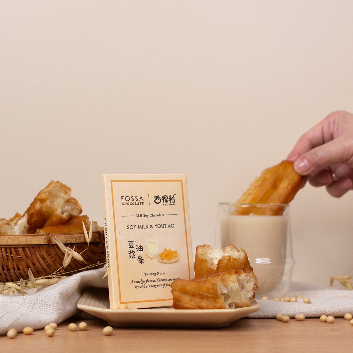 fossachocolate's tweet image. A beloved breakfast staple, now available in a bar! 😋
In this collaboration chocolate with Xi De Li, a pioneer in the youtiao industry since 1920s, dehydrated youtiao are paired with creamy, aromatic 38% soy white chocolate to create this classic snack, reimagined &amp;amp; delicious!✨