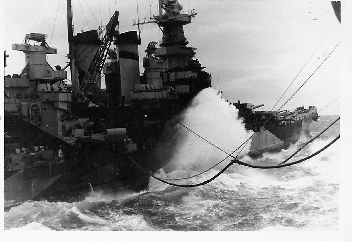 r116440's tweet photo. โ๏ธ๐บ๐ธ @USNavy Cimarron-class fleet #oiler USS Taluga (AO-62) refueling name ship of her #battleship class USS North Carolina (BB-55), March 1945 #warship #navy #naval #BB55 #AO62 #WW2 https://t.co/IcqWZC3OtJ