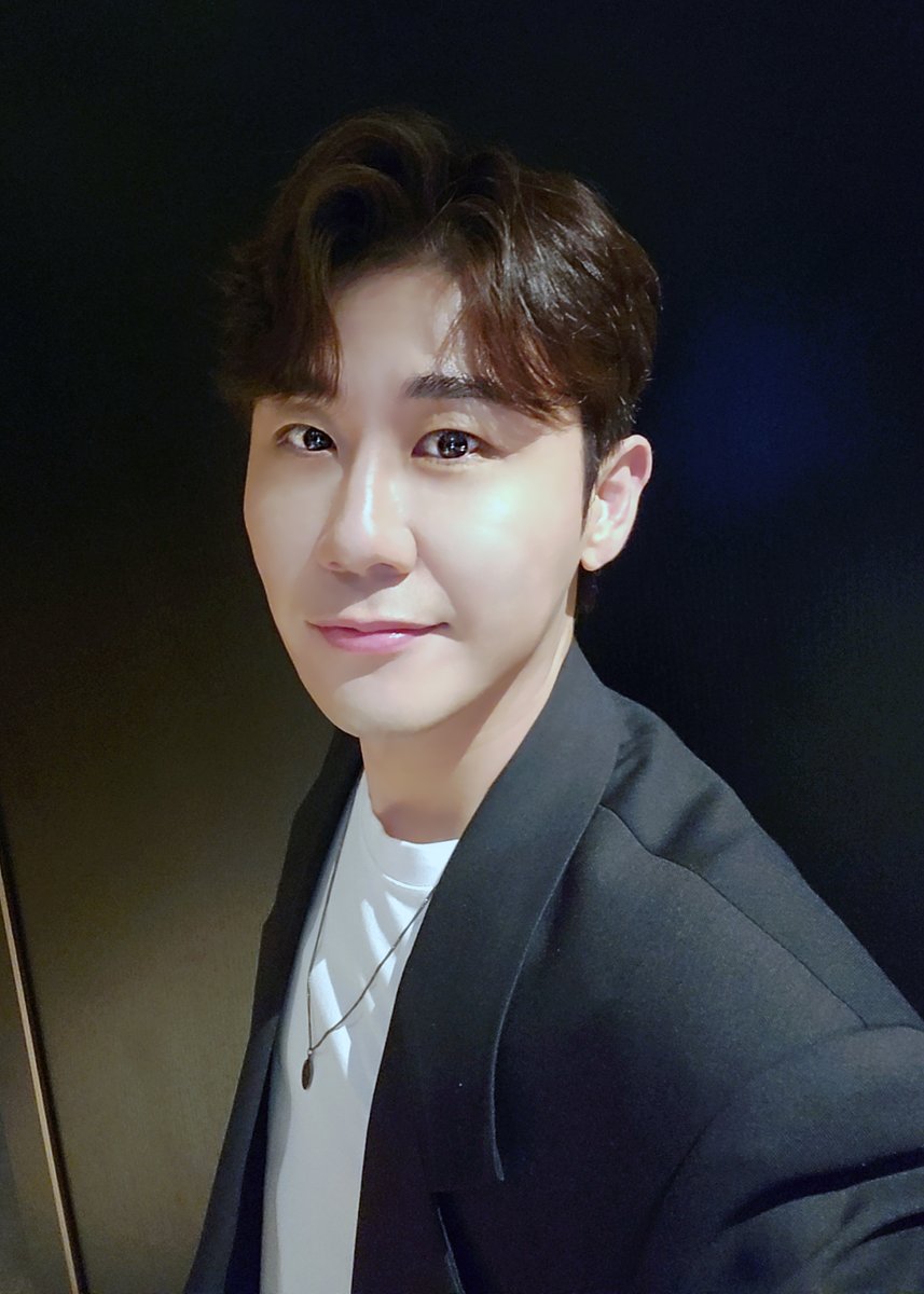 YOUNGTAK_ABYSS's tweet photo. 오늘도 즐거웠던 무대인사!
항상 감사합니다💙

#영탁 #YOUNGTAK
#탁쇼2 #TAKSHOW2 https://t.co/MNDiqY86Ye