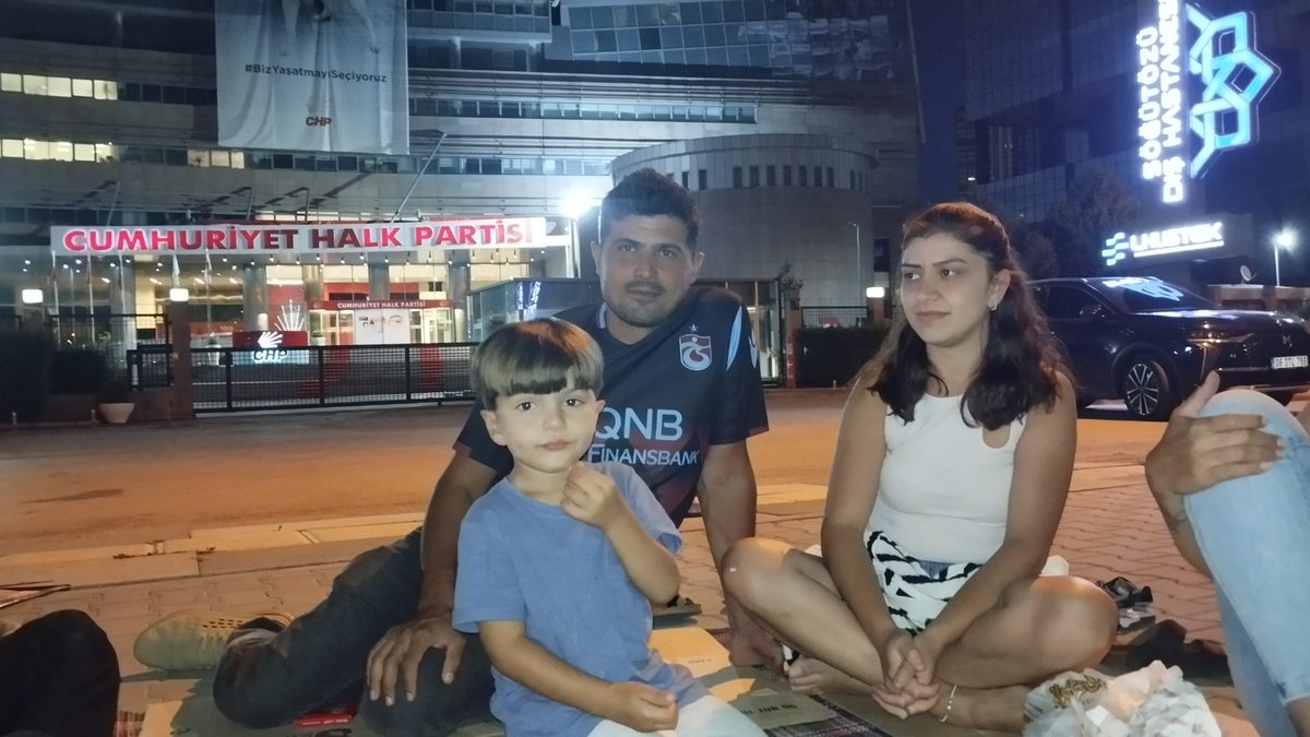 Çiğli Belediyesi kadın ve çocuklar için deniz gezisi başlatmış. 

Hiçbir haklı sebep olmaksızın kapı önüne konan çoğu kadın Çiğli Belediyesi işçileri de ekmeklerini geri almak için CHP Genel Merkezi önünde gece gündüz direnişteler.