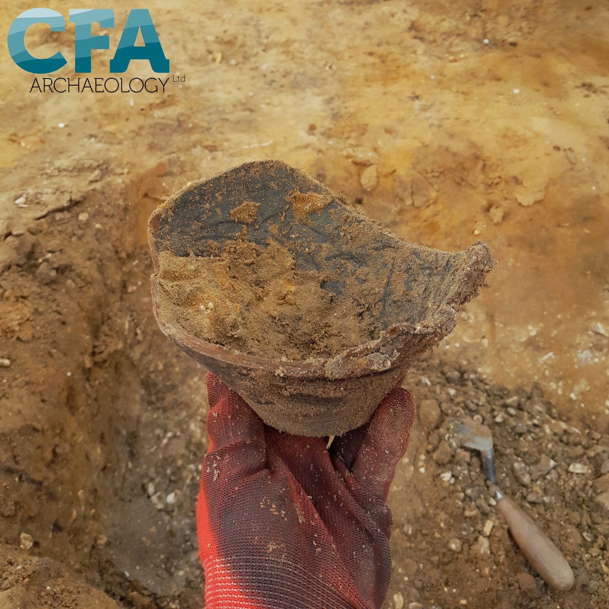 cfa_archaeology's tweet photo. Does anything beat that ‘fresh out of the ground’ feeling? Today’s #FindsFriday features this lovely #Roman pot base, just moments after it was pulled from an excavated section of a ditch! #HotOutOfTheOven
#RomanTwitter #RomanArchaeology https://t.co/Mm0xtW7wwY