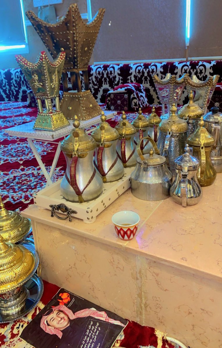 aljamal__'s tweet photo. الاصفر مرادف البهجة ونظير الرحابة
يقول ابو نواس :
صفراء لا تنزل الاحزانُ ساحتها
لو مسّها حجرٌ …  مسته سرّاءُ
ويقول ابن عون :
صفرا كما القنديل حسنا تعازيل
…….من صنعة الرسلان الاول صنعها
تفتح لها أبواب ٍ بصدري مقافيل
……  وتجمع لي أفكار ٍ تشتت ضيعها https://t.co/0P6JnL55XQ