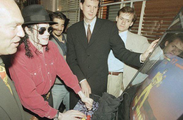 Micheal Jackson playing Tekken at E3 in 1995