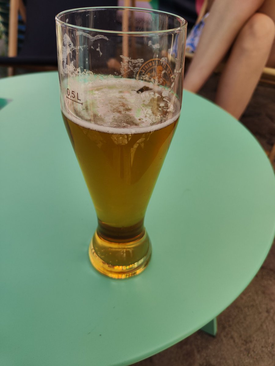 Uważajcie na siebie. 📢

Osa w piwie, o mały włos, a bym wypił. 🐝 Przy takiej pogodzie, nie pijcie z puszek, czy butelki. Tam trudno zauważyć.  🧐