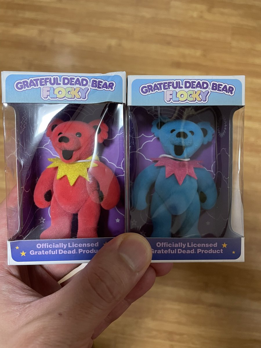 며칠 전 홍대 리틀리들 방문. 세상에 존재하는 그레이트풀 데드의 댄싱 베어 굿즈는 다 가져놓은 줄 알았다. 유혹을 이기지 못하고 두 마리 영입했는데 언젠간 다섯 마리 채워서 줄지어 놓아야 할 것만 같은 기분이 든다.