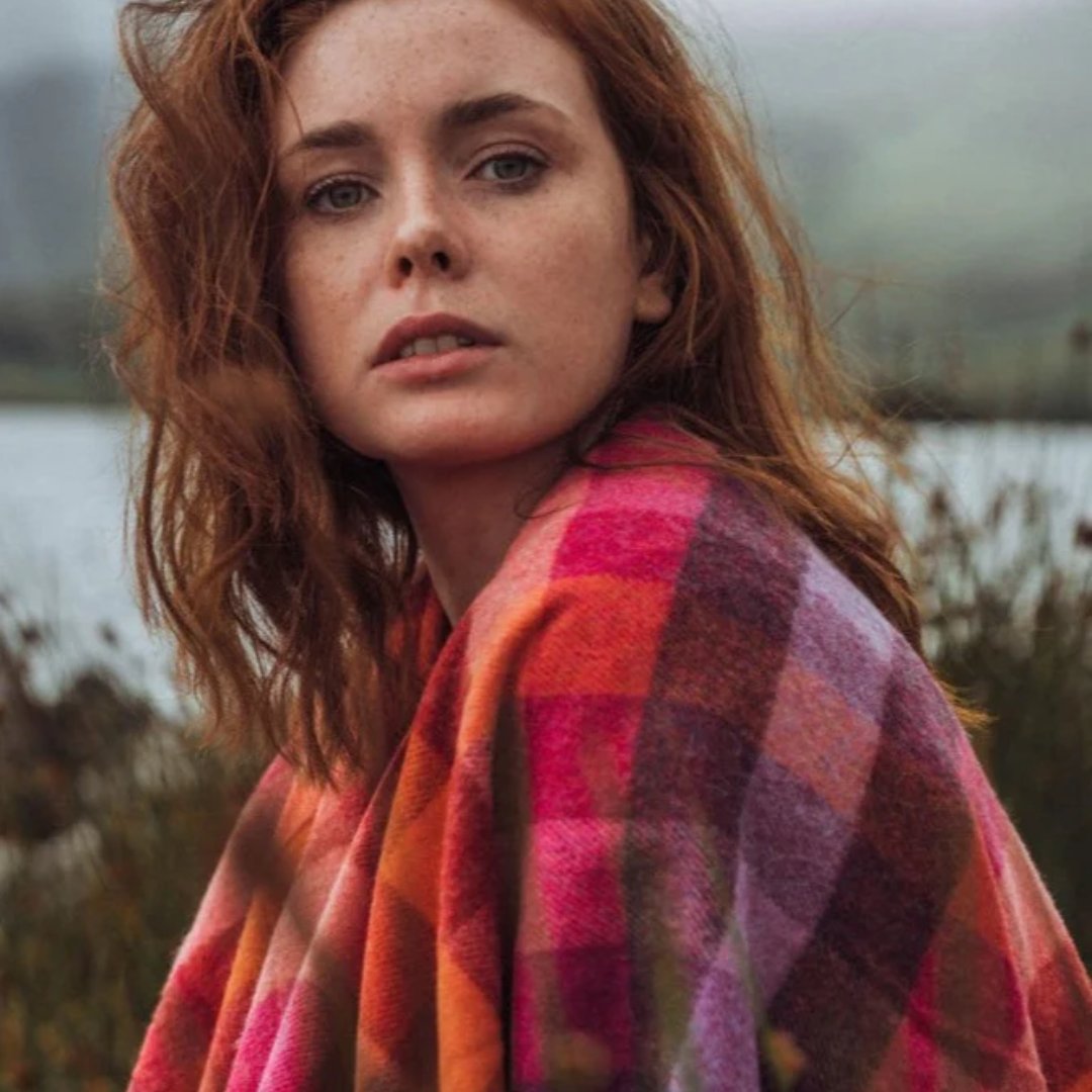 SkelligGifts's tweet image. This John Hanly Lambswool Throw in Pink Peny Viola provides traditional patterns and boasts a spectrum of hues for a comfortable and attractive appearance - for wear or for with furniture ✨

#IrishGifts #Throw #WoolThrow