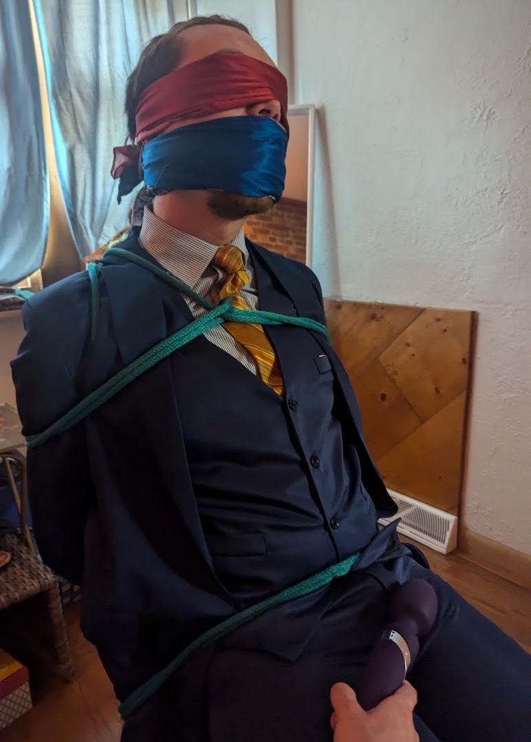 <a href="/TynanFox/">Tynan Fox</a> knows one way to help me unwind after a long day at the office 🪢

1/3