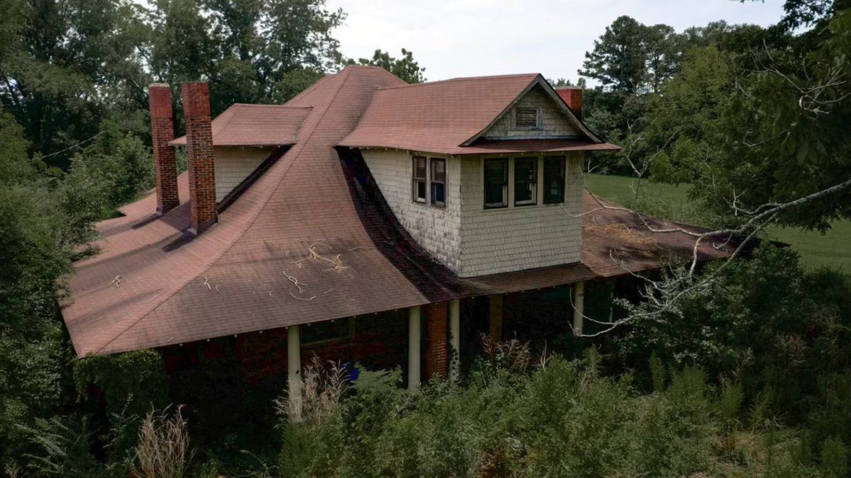Exploring The Abandoned Marlboro Manor - South Carolina's Forgotten Tobacco House
youtu.be/LV6aCsyfqP4