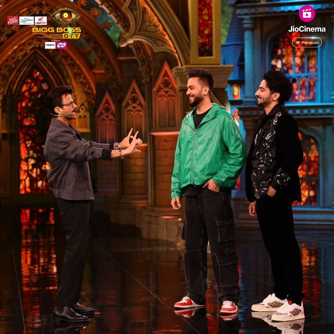 HotstarReality's tweet image. Weekend full of brotherly vibes! 
Can&apos;t wait to see @ElvishYadav and #FaisalShaikh in the Bigg Boss house!

Dekhiye #WeekendKaVaar with @AnilKapoor tonight at 9pm exclusively on JioCinema Premium.

#BiggBossOTT3 #BBOTT3onJioCinema #BBOTT3 #BiggBoss #JioCinemaPremium
