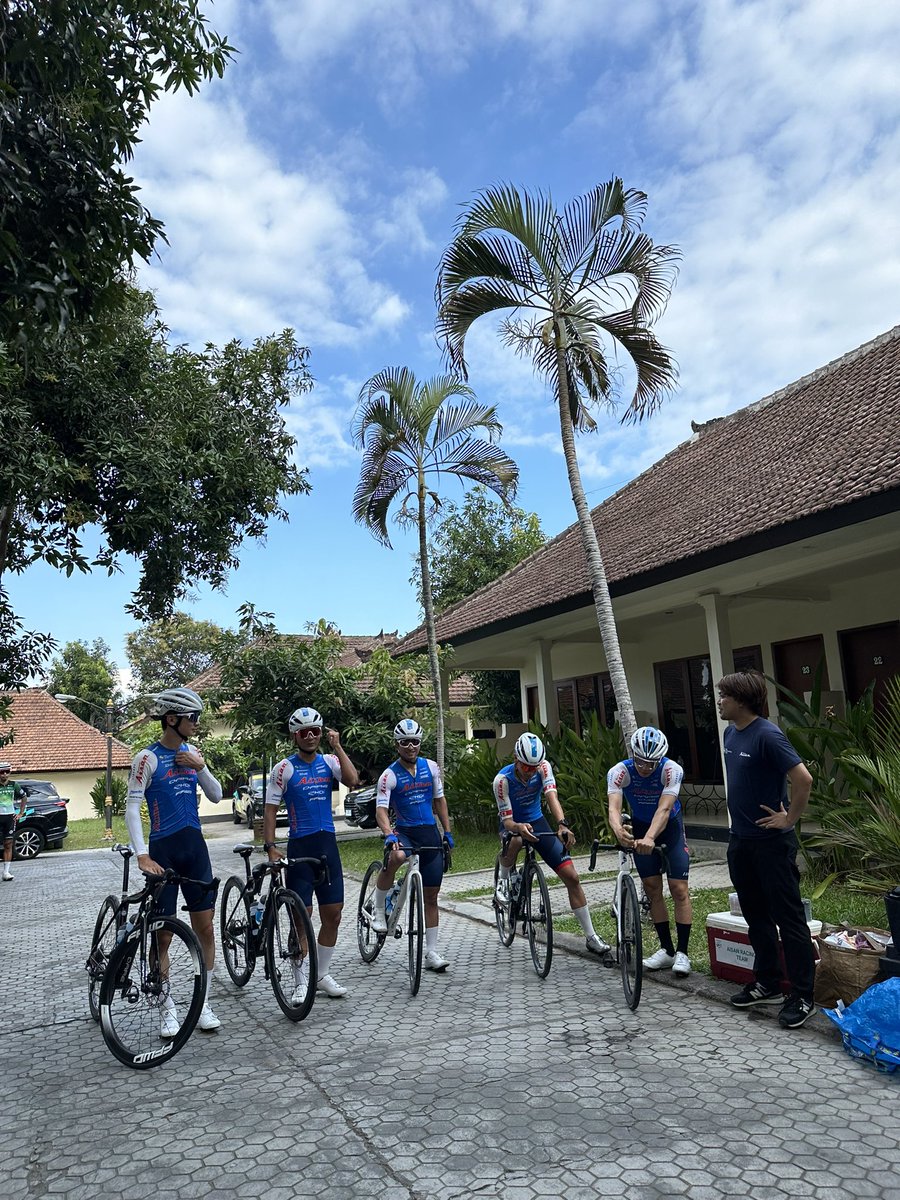 aisanracingteam's tweet photo. 【レース詳細情報】
ツール・ド・バニュワンギ・イジェン(UCI 2.2)
St.1  7/22(月)　
TEGALSARI-BANYUWANGI　136.2km (ニュートラル5.8km)
Start：🇮🇩10:00 (🇯🇵12:00)
Finish：🇮🇩13:00前後 (🇯🇵15:00前後)
ライブ配信
確認中
大会公式HP↓↓
https://t.co/2uMBbbcnYW
🇮🇩バニュワンギへ沢山の応援を！ https://t.co/KznOVxmlkt