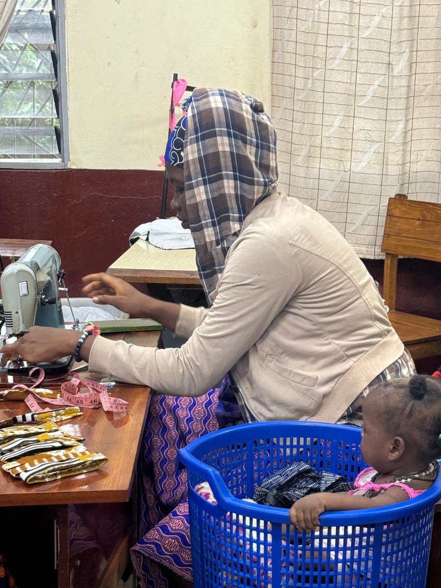 ParroquiaAmorH's tweet photo. En el Centro de #FormaciónProfesional de las #MisionerasClarisas de #Lunsar en #SierraLeona #SierraLeone  las chicas jóvenes les acompañaba sus hijos porque no tienen a quien dejárselo. @ManosCreyentes @ManosUnidasONGD https://t.co/qgjGp64lZl