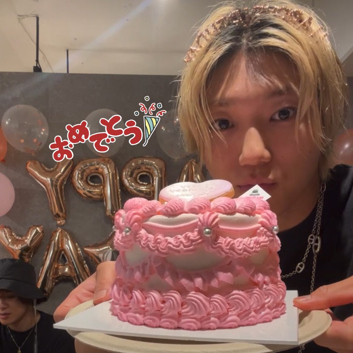 __cancertypea's tweet photo. お誕生日当日にメンバーと笑い合う大好きな姿がたくさん見られて本当に嬉しかったです😭💘大事な日に私たちファンに顔見せてくれてありがとう😭絶対に誰よりも幸せでいてください❕本当にだいすきです
#安井謙太郎33歳おめでとう https://t.co/SDwIj310ZN