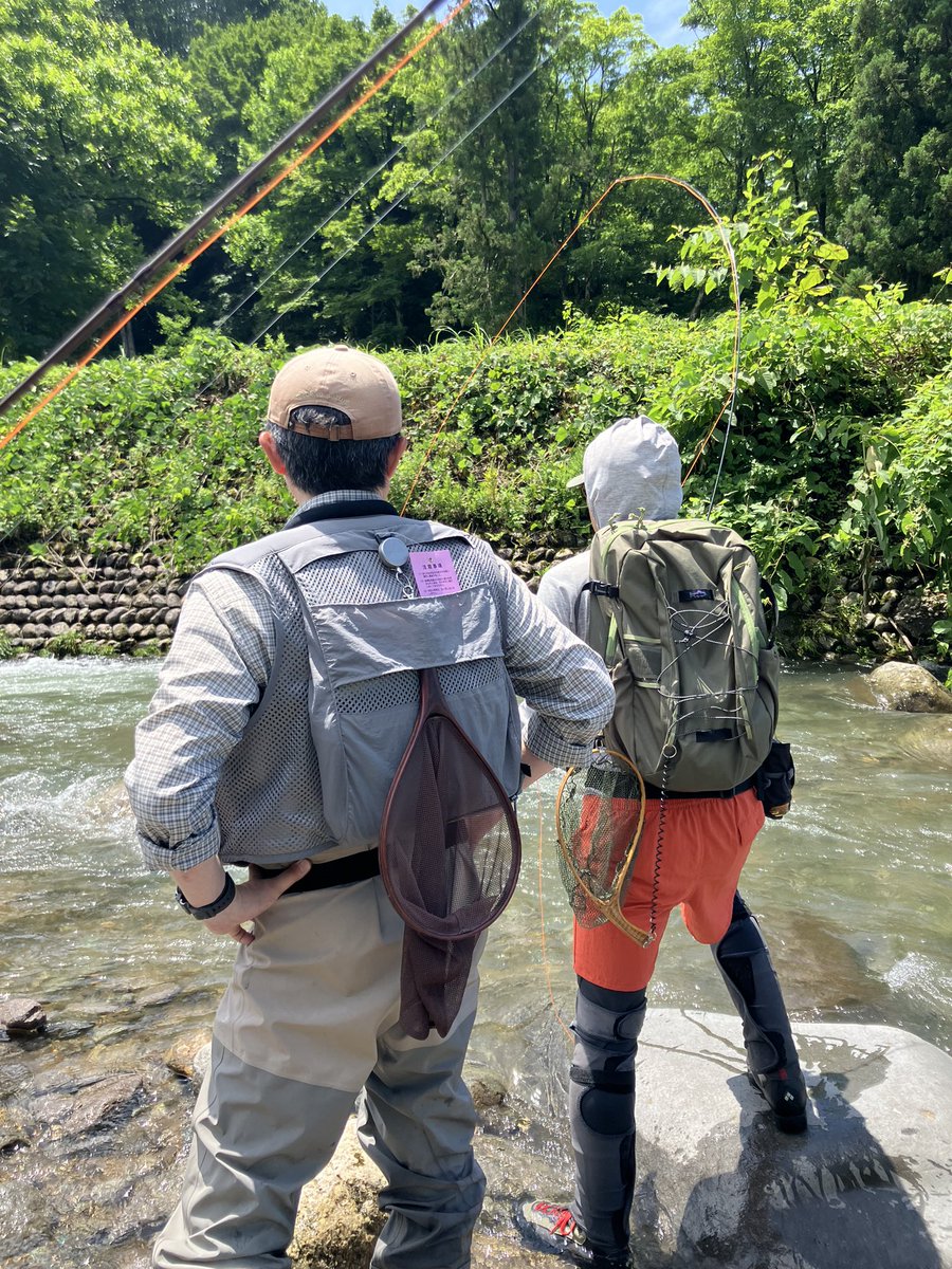 nffsjj's tweet photo. 土曜日の三条市ドライフライスクール(吉ヶ平C&R渋谷直人氏スクール)の様子。開始前に土砂降りでかなりの増水、芝生レッスンからのスタート。ティペットをかためて落とすとははどう言うことなのかを理解😅 #flyfisher #flyfishing #フライフィッシング https://t.co/DsYFFuff3M
