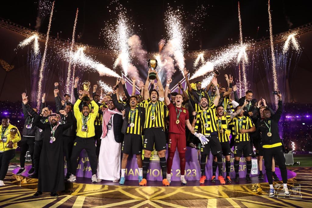 Hegazi's tweet image. زملائي اللاعبين عشنا اوقات صعبه و لكن دائماً كنا فريق و اخوه و عدنا بانتصارات و بطولات شكراً لكم علي كل شئ  و سعيد اني لعبت مع كل واحد فيكم و اتمني لكم جميعاً التوفيق