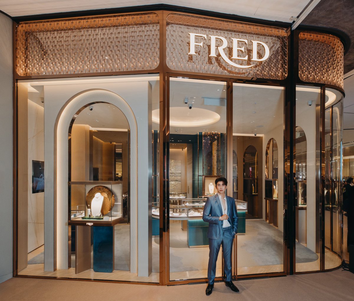 TatlerThailand's tweet photo. FRED เปิดบูติกแห่งแรกในประเทศมาเลเซีย! โดยในงานฉลองครั้งยิ่งใหญ่นี้ ได้มี Friend of the Brand จากประเทศไทยอย่าง 'มิว - ศุภศิษฏ์ จงชีวีวัฒน์' ร่วมงานที่ประเทศมาเลเซียในครั้งนี้ด้วย ในคืนวันที่ 18 กรกฎาคมที่ผ่านมา
#Tatler #MewSuppasit #FREDJewelry #FREDParis #FREDTheSunshineJeweler https://t.co/yIMpd75x8C