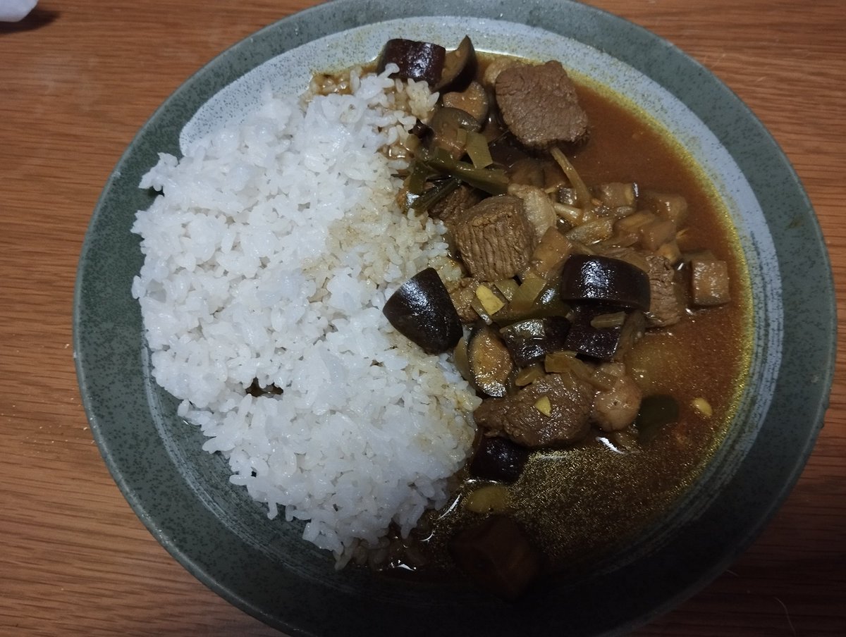amagilog's tweet image. 来客が持ってきてくれたイノシシ肉でカレー作って住人みんなで食べました😋ごちそうさまです！