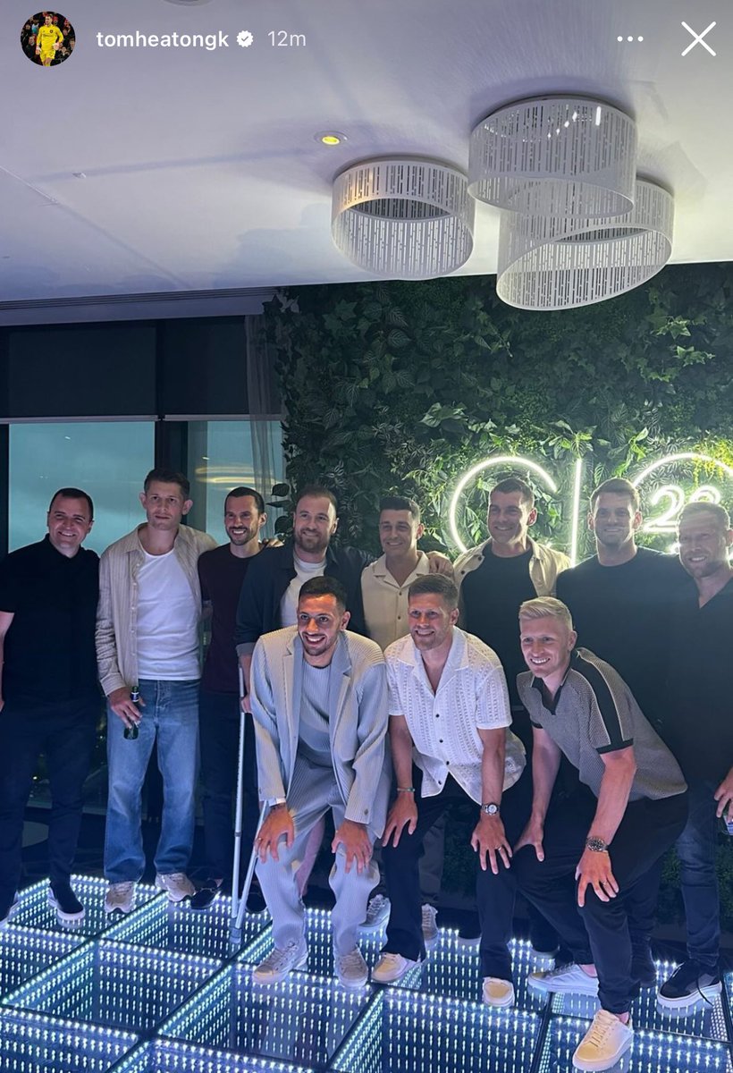 😍 Former club captain Tom Heaton has just shared this picture of himself and loads of former Clarets, and current Claret JBG, enjoying some time together. 

Some absolute LEGENDS here 

#twitterclarets
