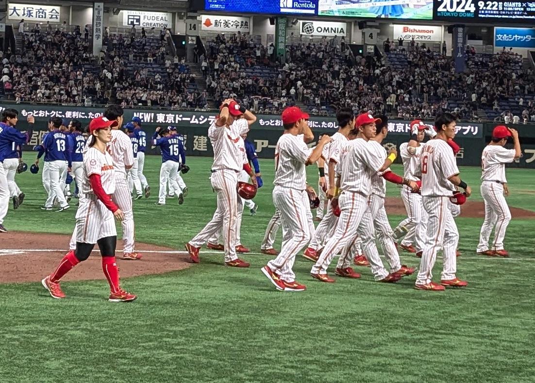 intercitybt's tweet image. 本日の第3試合、ミキハウスのダイヤモンドサポーターは #清水希容 さんが務めました。
始球式には空手着で登場。見事な投球でスタンドを沸かせました。
スタンドには #平野早矢香 さんも応援に駆けつけました。