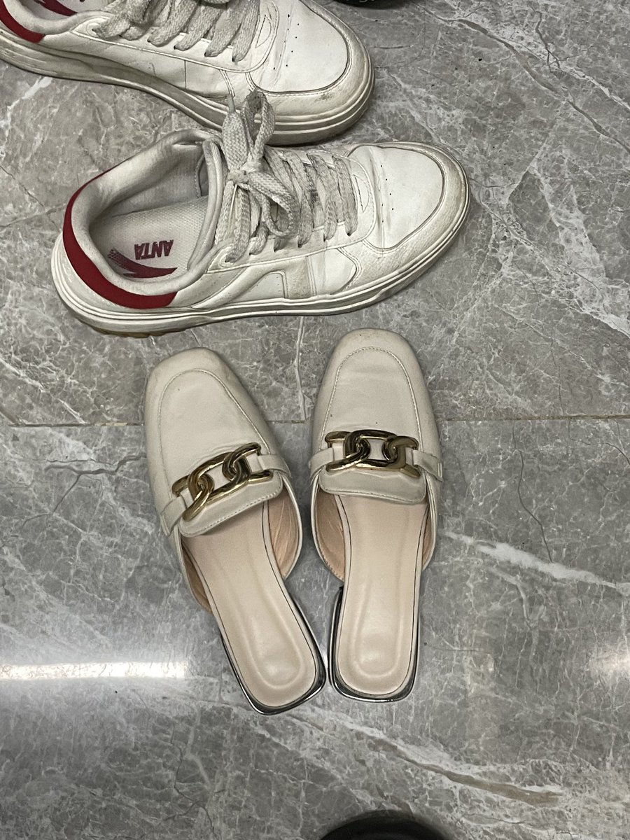 高跟鞋 靴子 平底鞋都齐了，轮着来玩，让她每双鞋子都粘着我的精味，穿出去上班。#小皮鞋 #高跟鞋 #扫楼打胶 #打胶