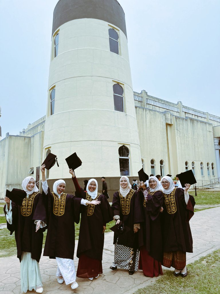 melonisyah's tweet photo. Alhamdulillah we did it girlsss β€οΈπ―β€οΈβπ©Ή all the bitter sweet memories is worth it because all of u is there with me.
#polycc #konvokesyen #graduasi
#kolejkomuniti #politeknik #kualaterengganu https://t.co/j4axc5TEmo