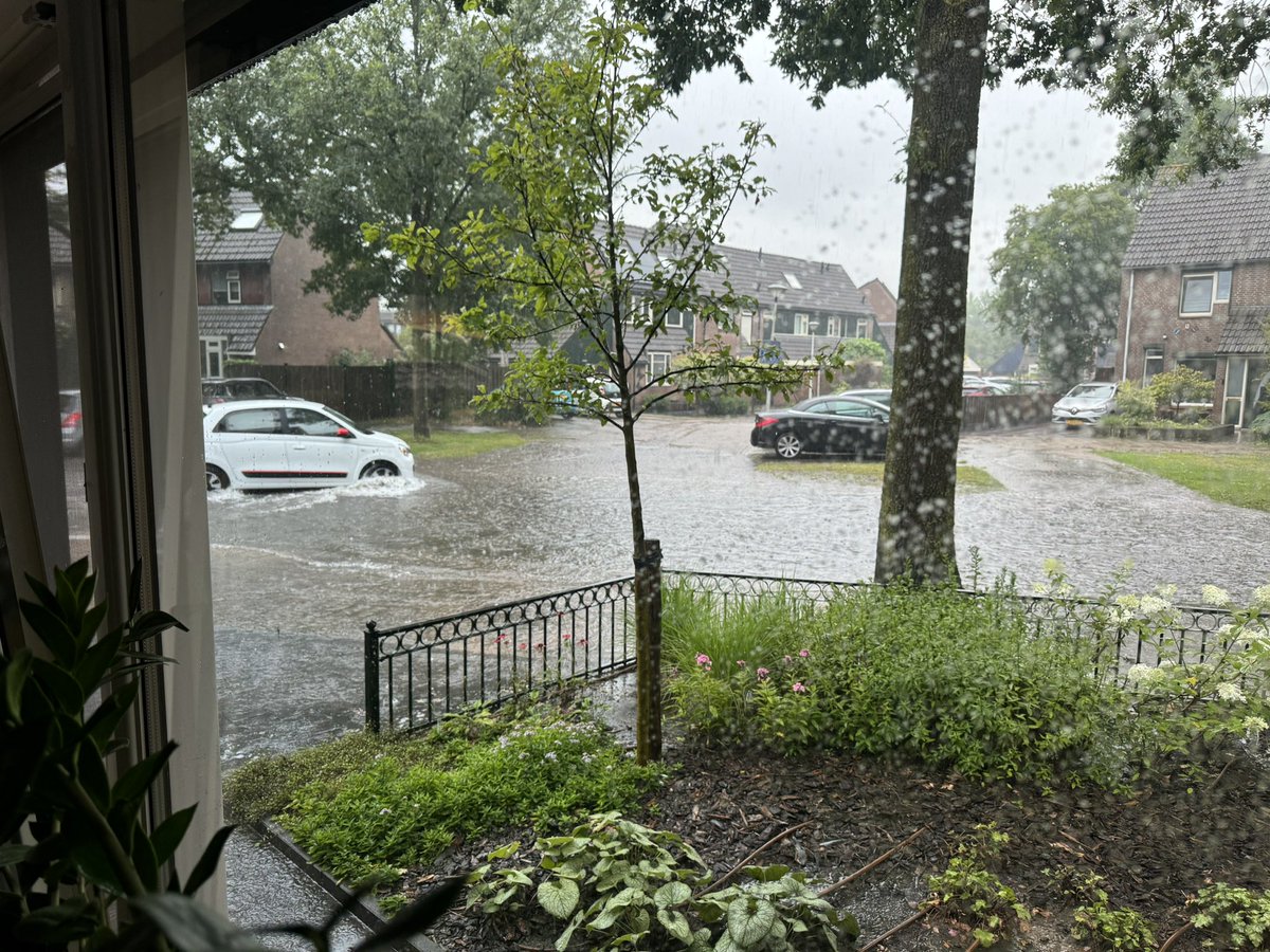 Denk dat de @gemeenteDchem en @buhadoetinchem toch eens moeten kijken naar de afwatering / riolering aan de Wolborgenmate.
