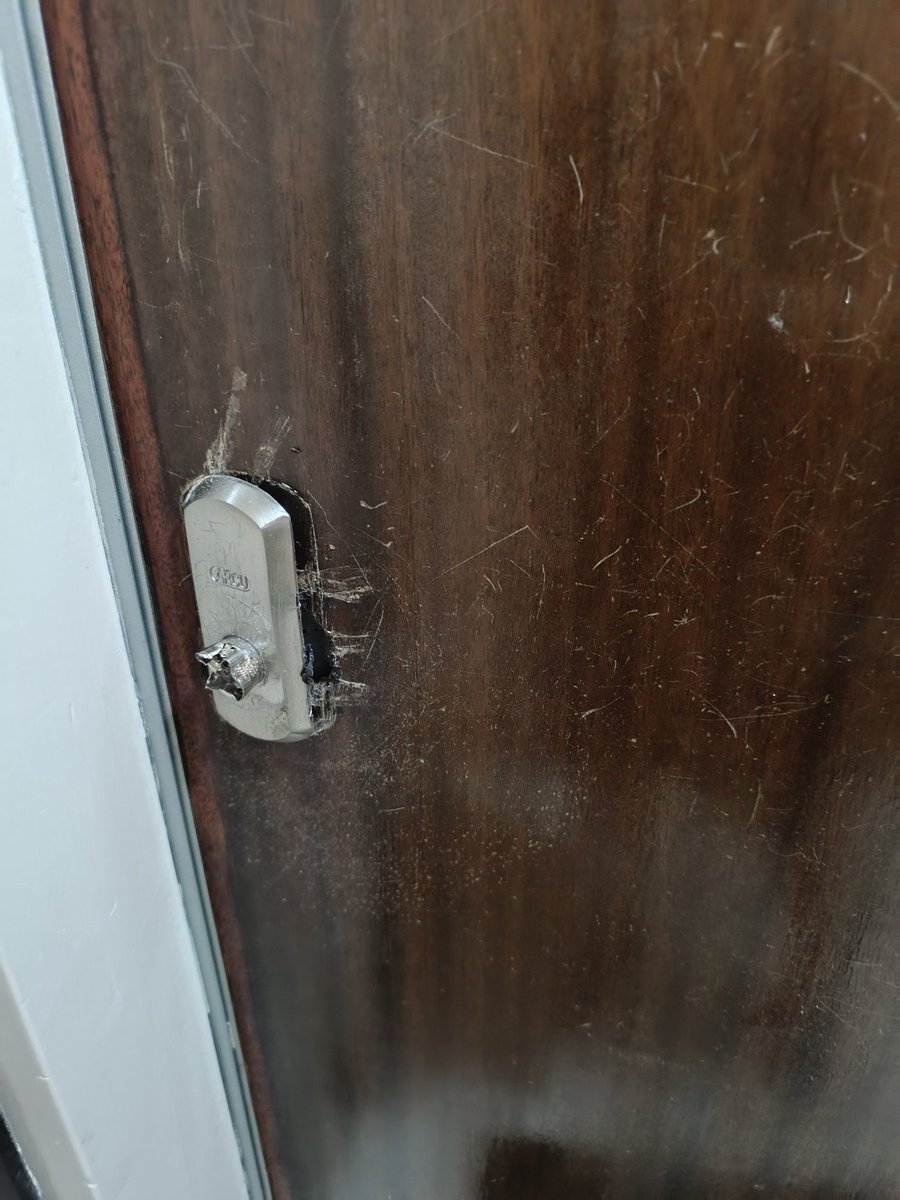 Dissabte 15.45 de la tarda, a plè dia, intenten entrar al pis de uns veins forçant la porta. Una veïna sent el soroll i no aconsegueixen entrar. Truquem als mossos 
I aquí comença el joc dels disbarats.