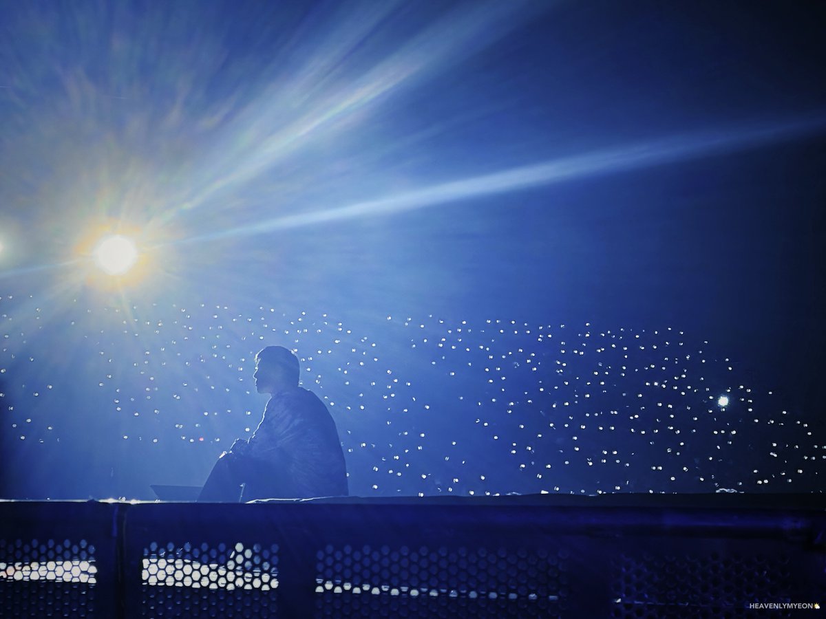 Suho and his starry night 🌌 

#수호 #SUHO #준면 #金俊勉 #スホ #EXO 
#SUHOME_in_BANGKOK