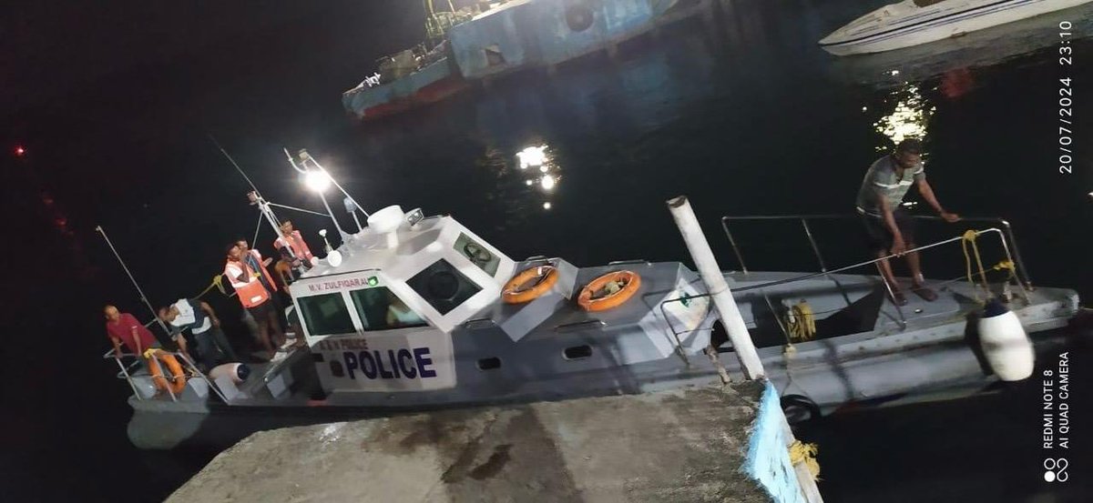 AndamanPolice's tweet photo. Late night valiant operation to rescue 03 stranded fishermen from rough Sea by Andaman & Nicobar Police
 
Living upto its motto of Nirbhay-Nipun-Nishpaksh, During night of 20/07/2024 Swaraj Dweep Police and Police Marine Force( PMF)  rescued 03 fishermen stranded on Nicholson Island by braving rough swell late night and putting their own lives at risk, brought them to Swaraj Dweep. All three fishermen are safe , sound and healthy.

 #GuardianoftheIslands #SavioursatSea 

अंडमान और निकोबार पुलिस द्वारा समुद्र में फंसे 03 मछुआरों को बचाने के लिए देर रात चलाया गया साहसिक अभियान
 
निर्भय-निपुण-निष्पक्ष के अपने आदर्श वाक्य पर चलते हुए, 20/07/2024 की रात के दौरान स्वराज द्वीप पुलिस और पुलिस मरीन फोर्स (पीएमएफ) ने देर रात भयंकर लहरों का सामना करते हुए और अपनी जान जोखिम में डालकर निकोलसन द्वीप पर फंसे 03 मछुआरों को बचाया। उन्हें स्वराज द्वीप ले आये। तीनों मछुआरे सुरक्षित, स्वस्थ और सुरक्षित हैं।
