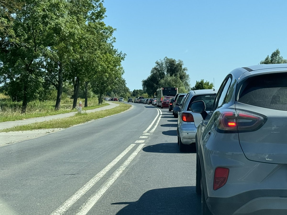 Wyspa_pl's tweet photo. Jeśli wybieracie się dziś na #WyspaSobieszewska najlepiej wybierzcie rower. Korek do wjazdu na Wyspę zaczyna się od skrzyżowania ze światłami w Wiślince. Przypominamy, że możecie też wypożyczyć rower #Mevo. Stacja Mevo na Wyspie znajduje się w centrum Sobieszewa. @metropoliagdn https://t.co/yRI6OvE9Db