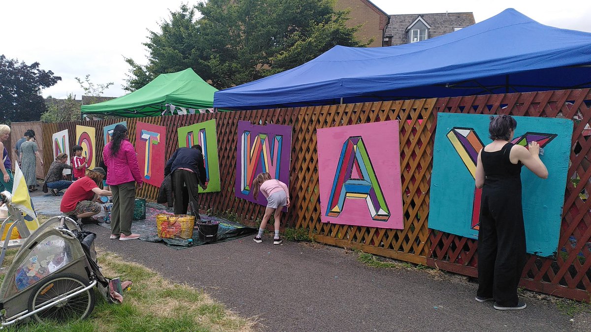 katejo99's tweet photo. Is it just me - or does community art and community gardening just lift your spirits so much? Northway Celebration yesterday was so small, simple but effective. Small (and local) is beautiful! #Oxford #Marston #Northway #ParasolProject https://t.co/WxkWbQmsyR