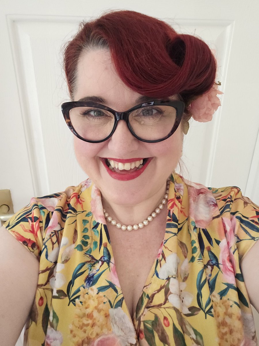 Feeling summery ☀️ before I got caught in the rain yesterday 🌧 

#summery #betsyharmony #missbetsyharmony #summergigs