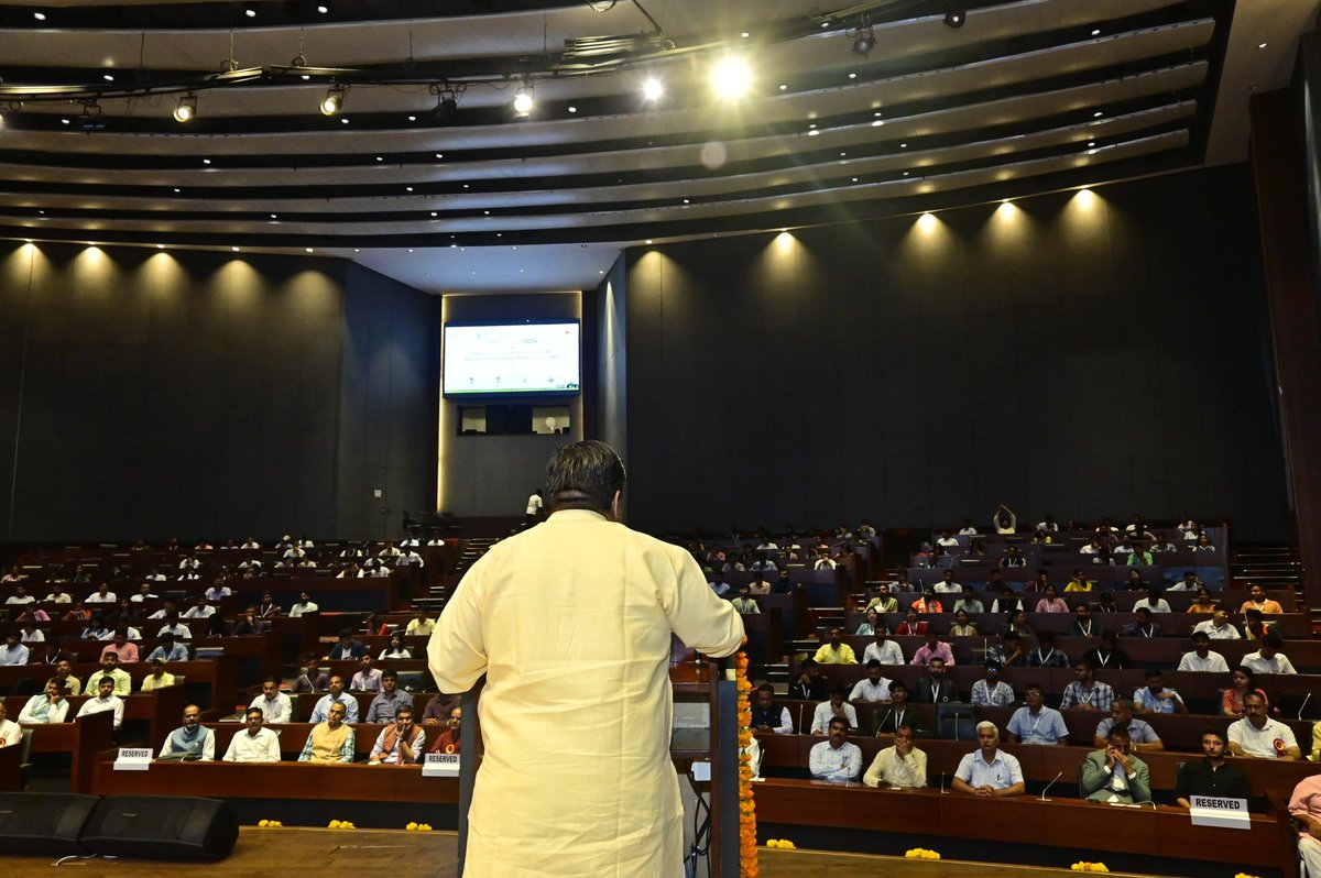 AgrivisionOrg's tweet photo. एग्रीविज़न के 8 वें राष्ट्रीय सम्मेलन के भाषण सत्र में अखिल भारतीय विद्यार्थी परिषद के राष्ट्रीय सह-संगठन मंत्री श्री @PrafullaAkant जी ने 'विकसित भारत की संकल्पना' विषय पर अपना वक्तव्य रखा।
#Agrivision #AgrivisionOrg #8thNationalConvention
#Agrivision4Bharat https://t.co/WZSFD4KUmN