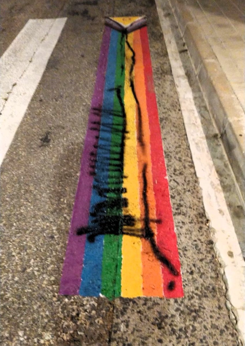 L'LGTBI-fòbia és un delicte d'odi que malauradament encara pateix gran part del col•lectiu. A Creixell, un cop més, les nostres manifestacions han estat agredides. Mentre la majoria sortim al carrer per celebrar la Festa Major, hi ha qui s'amaga rere un pot de pintura i violenta