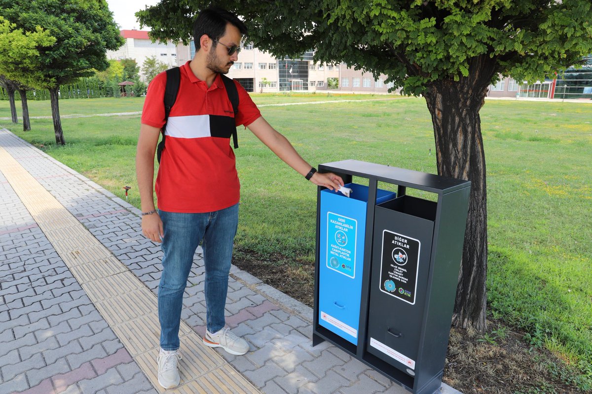 DrHasanUslu's tweet photo. Sıfır Atık En İyi Uygulama Ödüllü #NÖHÜ'de sürdürülebilir, çevreci ve iklim dostu kampüs çalışmaları hızla sürüyor♻️☘️

Atıkların ayrıştırılarak döngüsel ekonomiye kazandırılması sürecini verimli kılmak için kampüsümüze 500'e yakın dış mekan atık kutuları yerleştirdik🚮

#Niğde https://t.co/QZJr6gtXgW