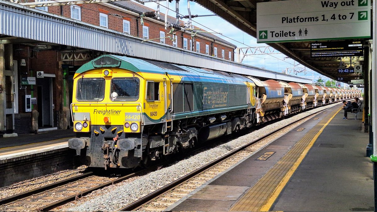 RobJaco12086661's tweet image. @NuneatonRailway 6Y68 Bescot to Nuneaton on engineering works weekend with class66 420 just approaching Nuneaton 21Jul24 #class66 #engineeringworks #freightliner