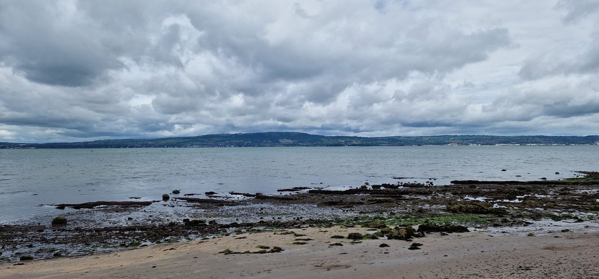 Good Morning Everyone 🙋🏻‍♀️ Another cloudy day with a hint of blue trying to get through ☁️ Wishing you all a relaxing Sunday 😃☕️💐