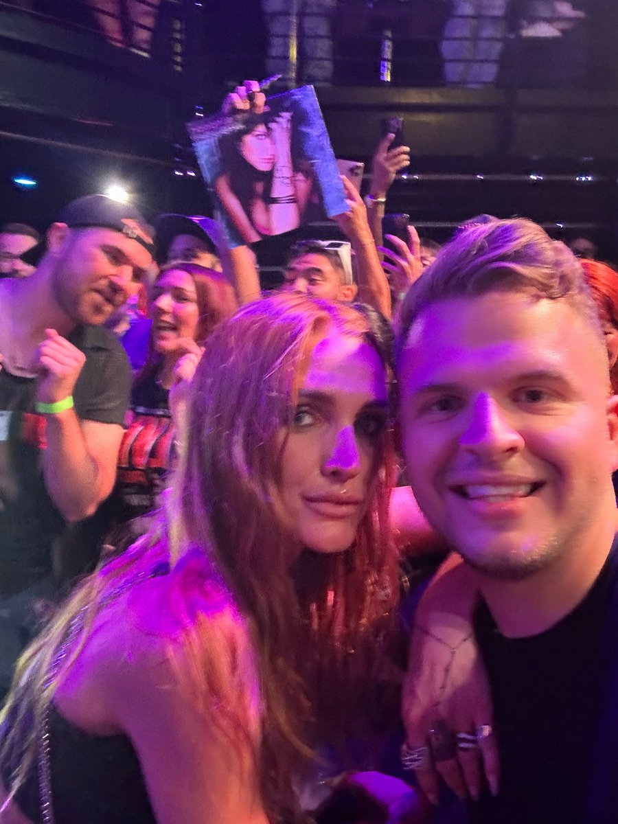 alexkanee's tweet photo. @ashleesimpson getting to celebrate the 20th anniversary of autobiography with you tonight was so amazing! https://t.co/fVSOhu97gw