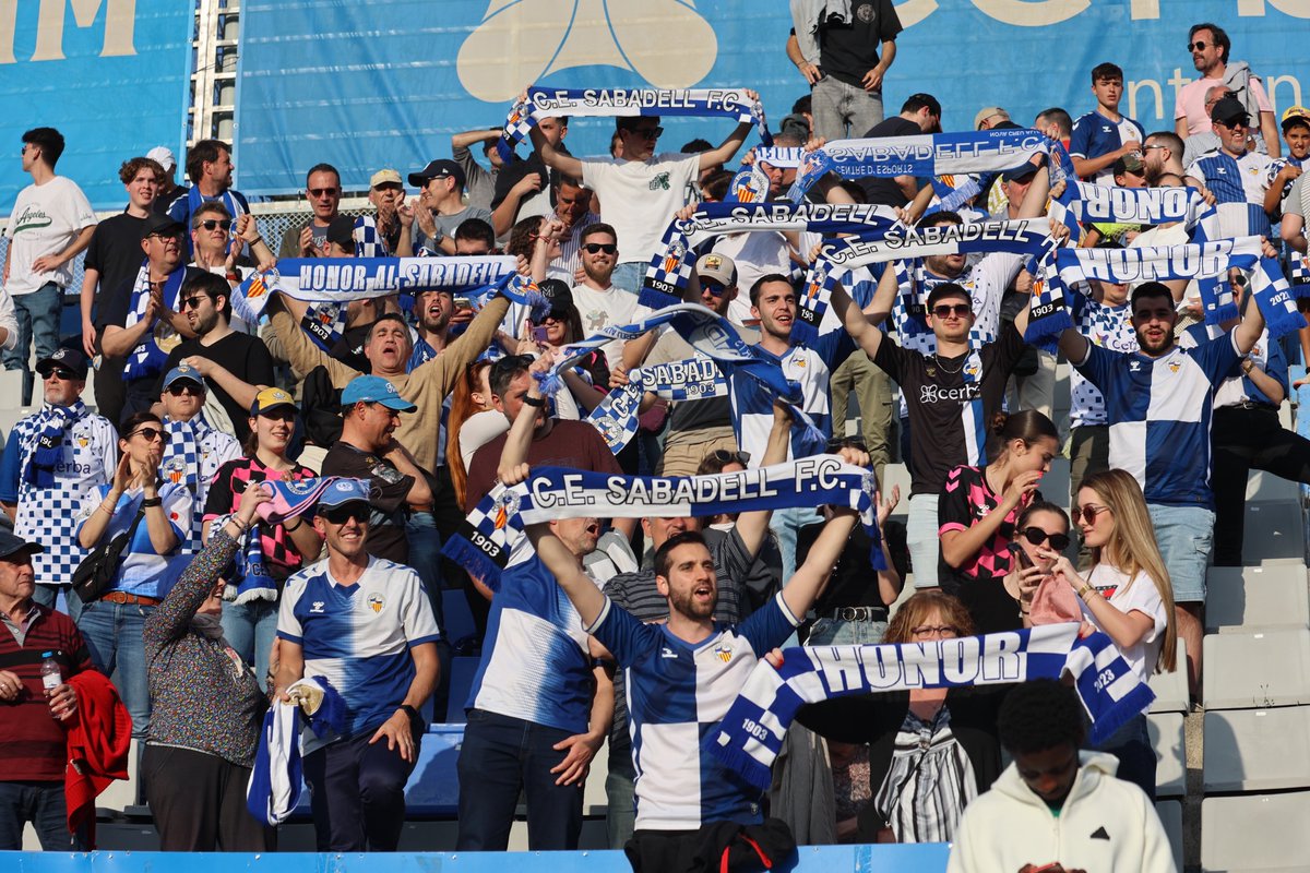GolSinVAR's tweet photo. Han pasado del fútbol profesional a la cuarta categoría en 3 años y ahí siguen. 
El @CESabadell pasará los 2.000 abonados esta semana y su afición siempre estará ahí. Los jugadores pasarán pero ellos se quedarán. 

Honor al Sabadell. Prometen dar mucha guerra este año en el grupo III.