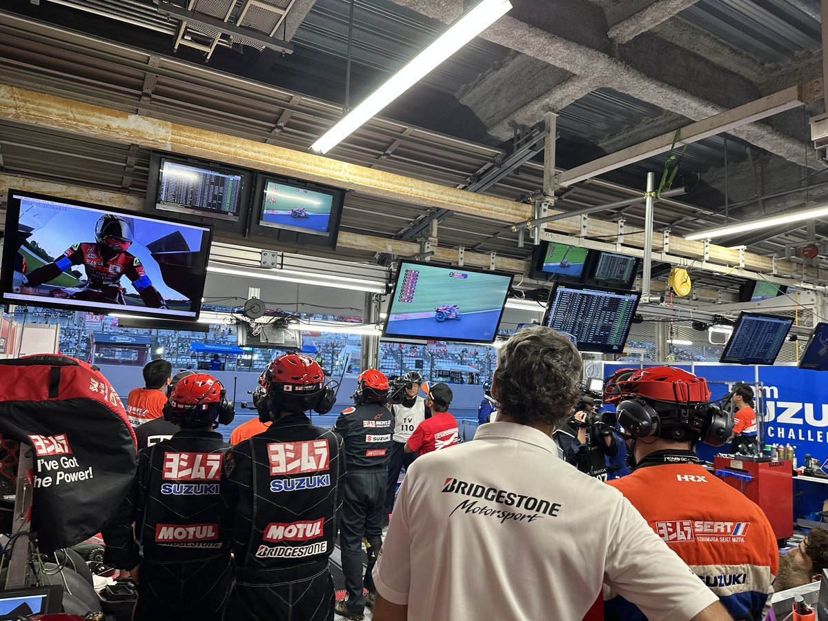 Yoshimura_JPN's tweet photo. クルー全員で見守ります。

@cocoro_55 

#YoshimuraSERTMotul #ヨシムラ #鈴鹿8耐 #8耐 https://t.co/CjgZaDTmmM