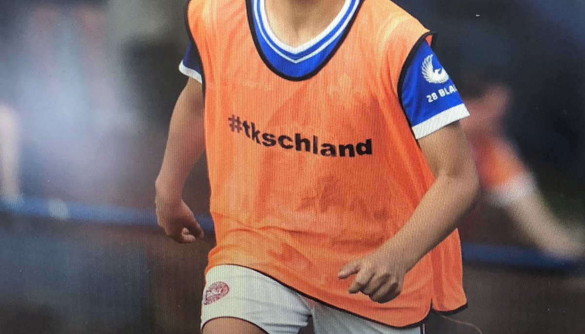 KickschuhBlog's tweet photo. Dem Bauch des #Hasscup geht es übrigens wieder richtig gut. Ballabdruck ist auch keiner mehr zu erkennen. Dem Junior haben das Turnier und der ganze Zuspruch von euch sehr gut gefallen. Ihr seid eine tolle Bande! 😊
#tkschland #tkDAbei
Picture: @el_loko74 https://t.co/pPXeZON5gO