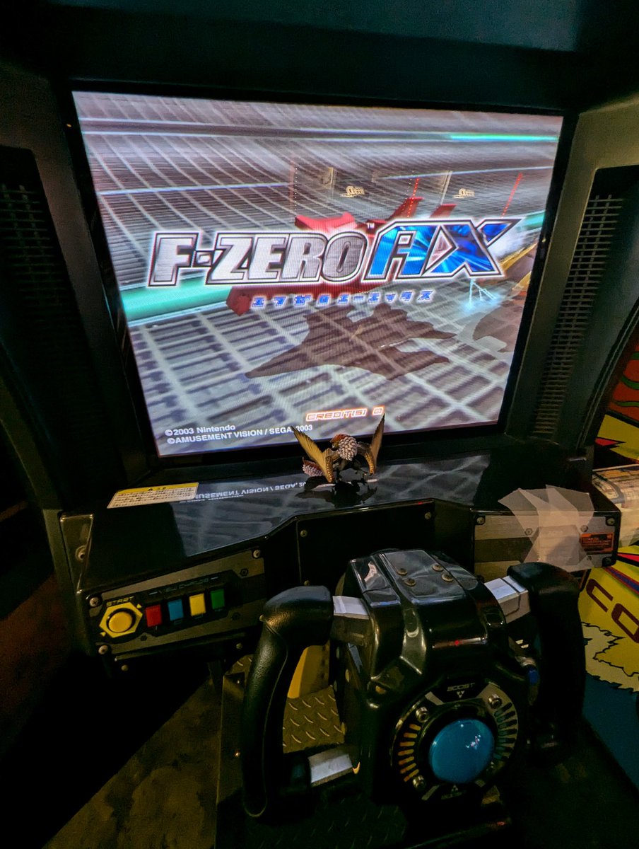 bazelove1224's tweet photo. 生涯の夢が一つ、F-ZERO AXの実機プレイを成し遂げて来ました！！！！！
スピード感半端じゃなくてずっと興奮しっぱなし、プレイ終えたあとも心臓が口から出るんじゃないかってくらいのドキドキが収まらなかった…！！
#FZEROAX
#FZERO https://t.co/WFv0SJHdUh