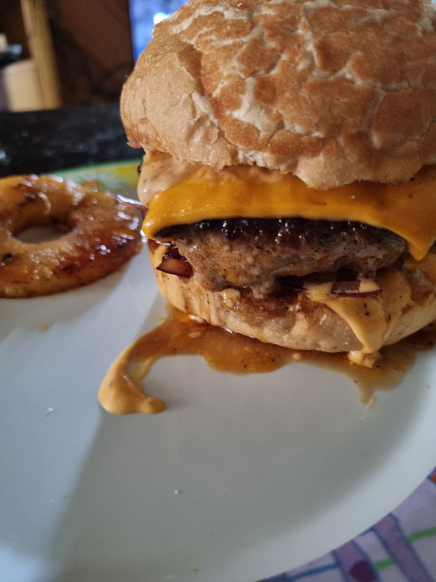 JustJoeM8's tweet image. #asksbstdf #toursnacks
#tourcat all set . Home-made burgers and Tiramisu .
To all the staff,  comentators, thank you for another year.. job well done . To all the Supreme athletes 
Chapeau 👏