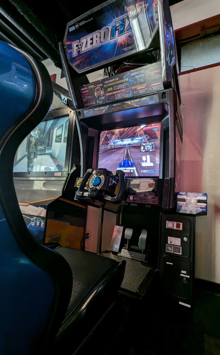 bazelove1224's tweet photo. 生涯の夢が一つ、F-ZERO AXの実機プレイを成し遂げて来ました！！！！！
スピード感半端じゃなくてずっと興奮しっぱなし、プレイ終えたあとも心臓が口から出るんじゃないかってくらいのドキドキが収まらなかった…！！
#FZEROAX
#FZERO https://t.co/WFv0SJHdUh