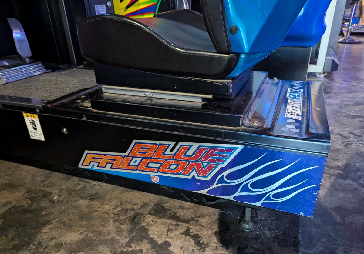 bazelove1224's tweet photo. 生涯の夢が一つ、F-ZERO AXの実機プレイを成し遂げて来ました！！！！！
スピード感半端じゃなくてずっと興奮しっぱなし、プレイ終えたあとも心臓が口から出るんじゃないかってくらいのドキドキが収まらなかった…！！
#FZEROAX
#FZERO https://t.co/WFv0SJHdUh