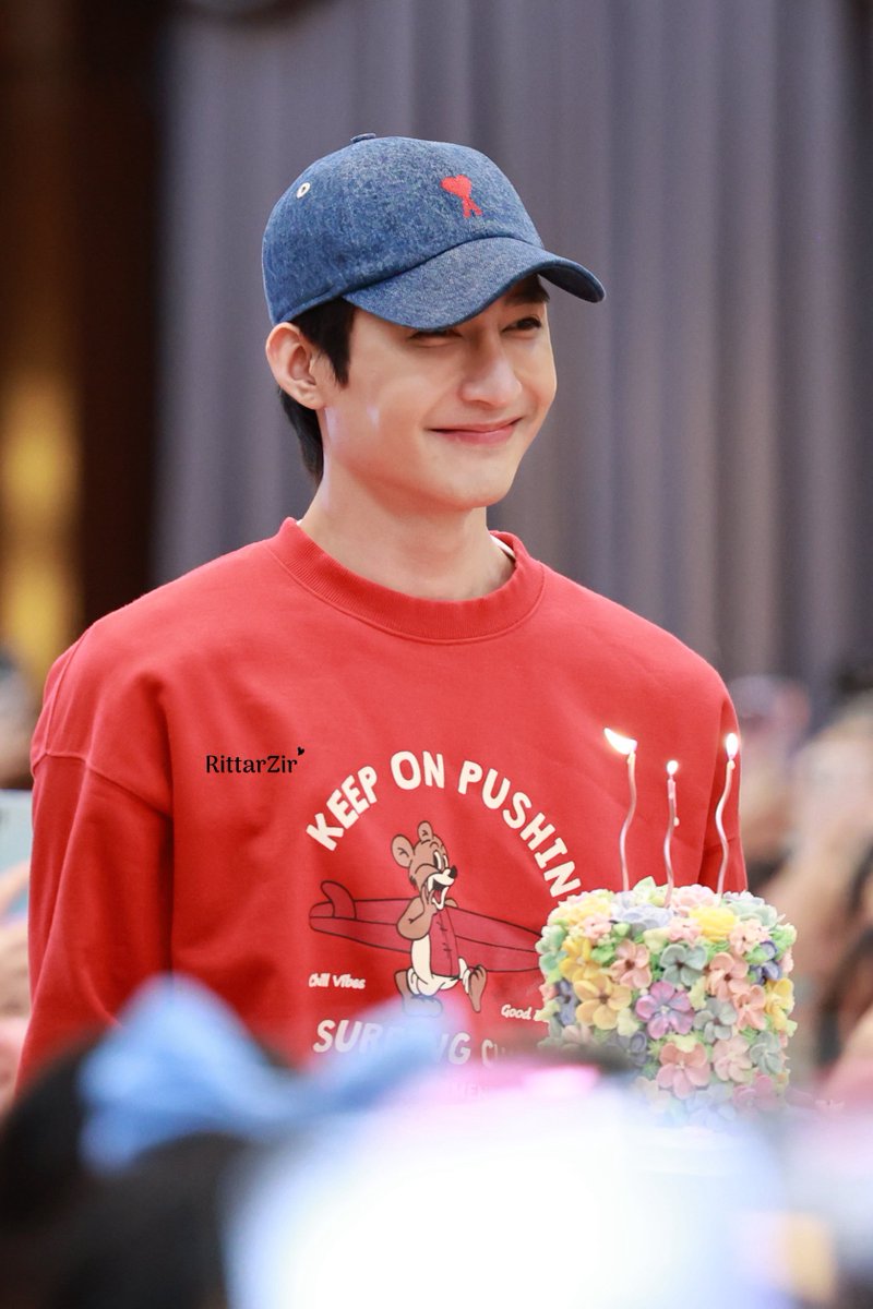 RittarZir's tweet photo. ถือเค้กมาด้วยรอยยิ้ม :) 

#WonderMIXLand 
#EarthPirapat @Earth_Pirapat 
#RittarZirPhoto #เอิร์ทมิกซ์ https://t.co/PwwIS5OFwH