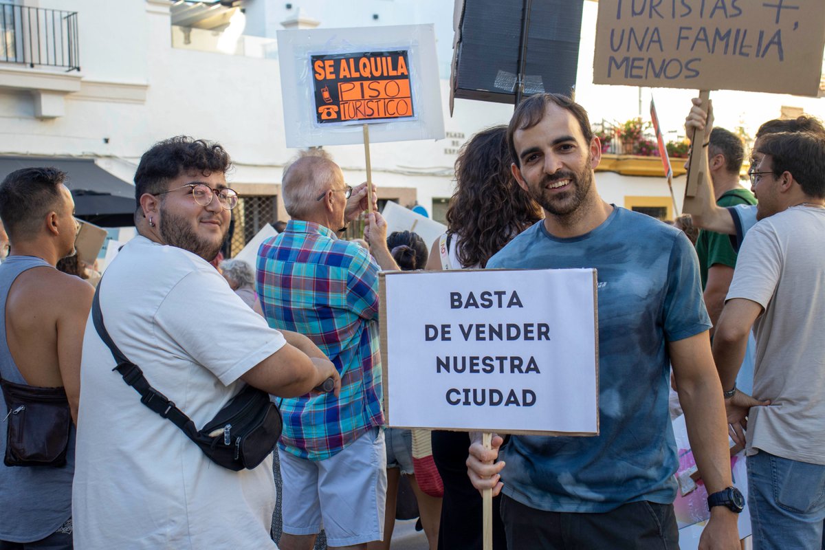 PCABahiadeCadiz's tweet photo. ✊Ayer #ElPuerto salió a las calles para reivindicar los derechos de su ciudadanía frente a un turismo descontrolado contrario a los intereses de la clase trabajadora, que ve cómo se disparan los alquileres mientras proliferan pisos turísticos que impiden disfrutar del descanso. https://t.co/abBc9c8D6u