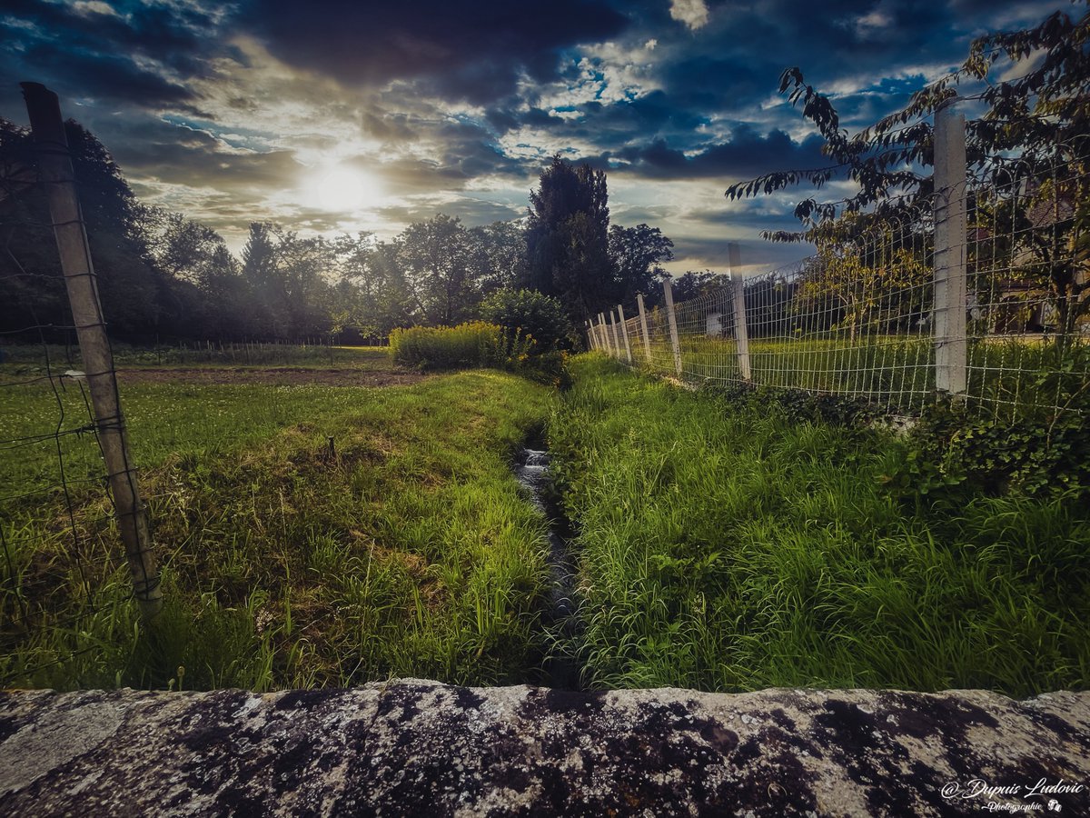 dupuislulu's tweet photo. Au cœur du village, le murmure du ruisseau raconte les histoires du temps passé.Une photographie capture l'essence de l'instant, révélant la beauté cachée dans chaque détail. https://t.co/cNJOs5Ebk9