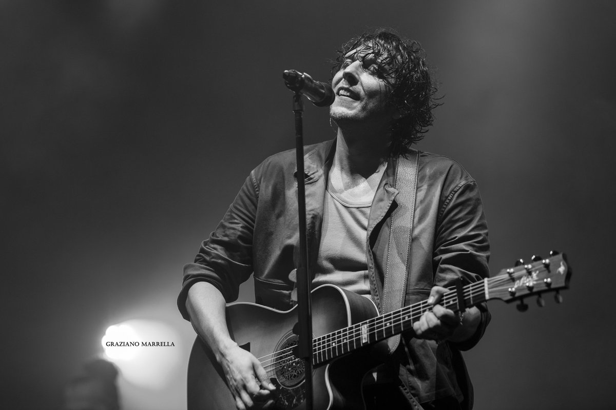 impressioni61's tweet photo. Ermal Meta Live in Genova 
#Buonafortunatour 🍀
#SeguilaBalena 🐳
#ErmalMeta 🤍
#ILupiDiErmal 🐺 https://t.co/F5YQls1Ytm